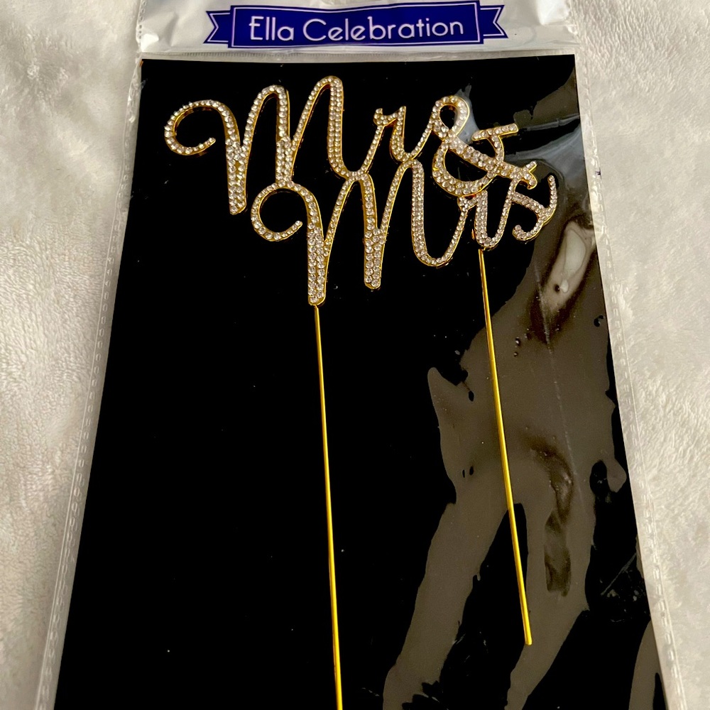 UNOPENED CAKE TOPPER